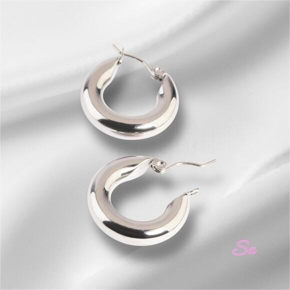 Sleek Silver Oval Hoop Earrings - Picture 1 of 2